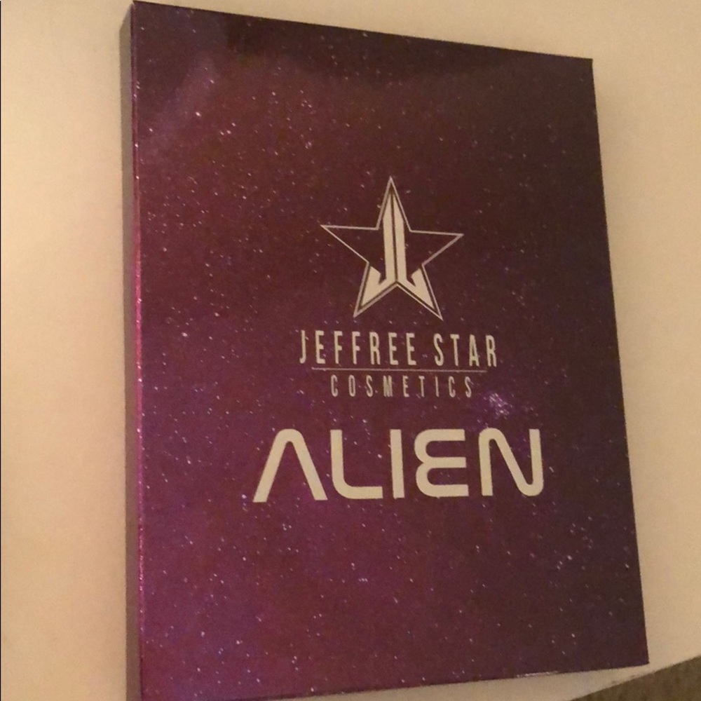 DISCONTINUED  BNIB JEFFREE STAR ALIEN PALETTE
